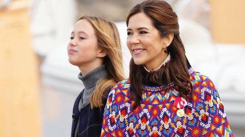 Mary de Dinamarca luce el colorido traje nacional de Groenlandia mientras su hija Josephine le roba un abrigo Massimo Dutti de su armario