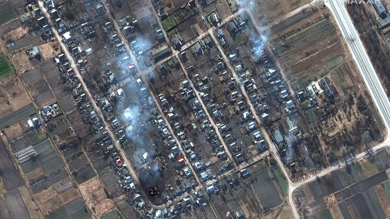 Foto: Una imagen de satélite tomada por Maxar muestra la destrucción cerca de Jersón, Ucrania. (Reuters/Maxar)