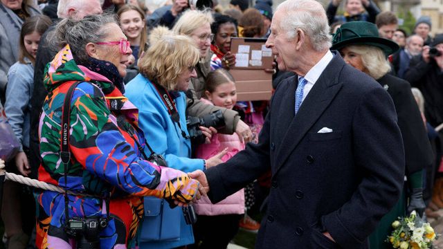Carlos III, saludando a varios ciudadanos en el Domingo de Pascua. (Getty)
