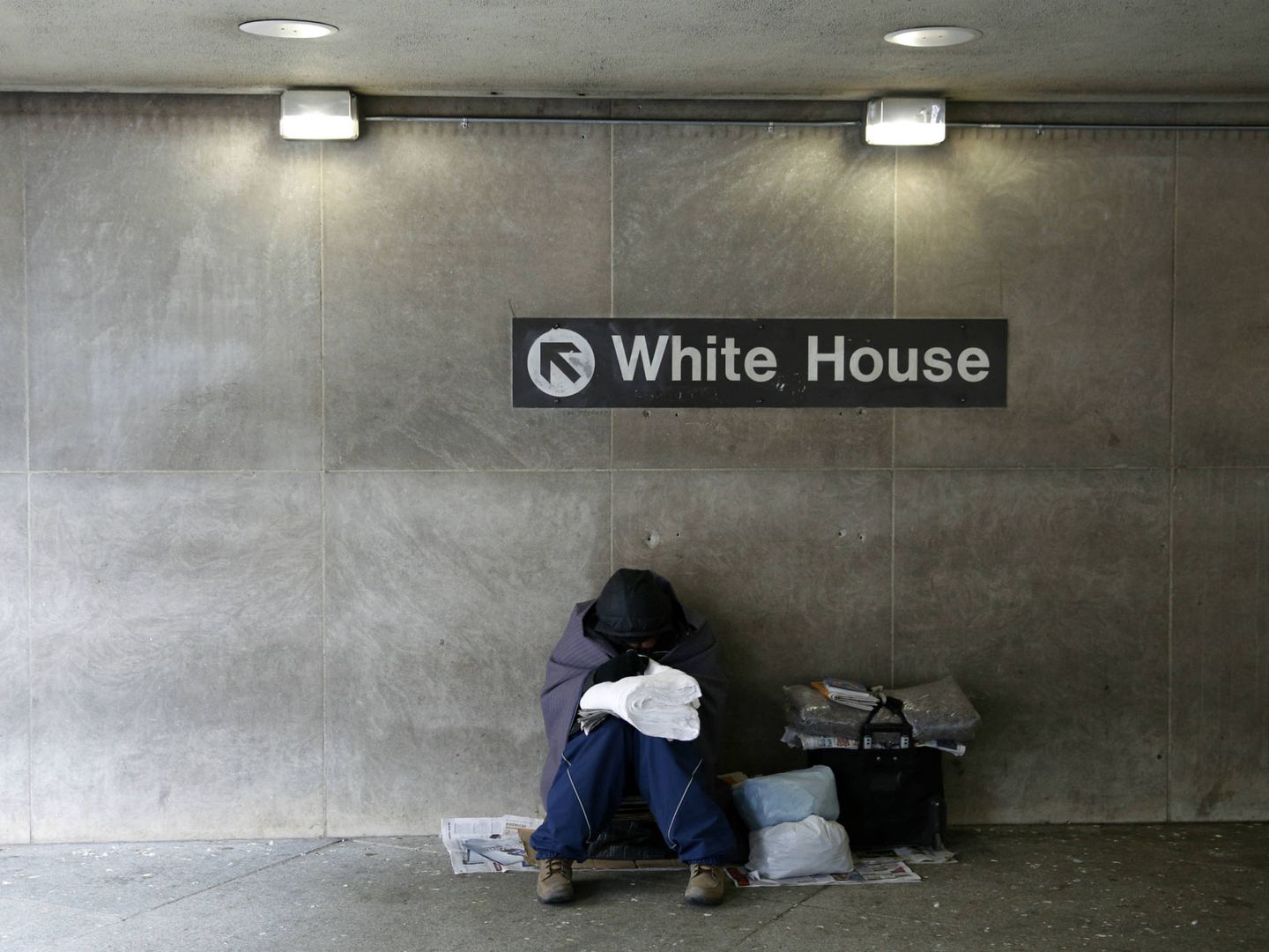 Un hombre sin hogar se protege del frío en el metro, cerca de la Casa Blanca, en Washington (Reuters).