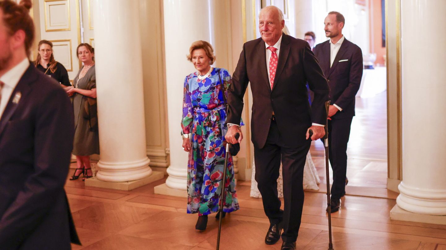 El rey Harald  y la reina Sonia llegando a la fiesta en el patio trasero del Palacio de Oslo. (EFE/Stian Lysberg)