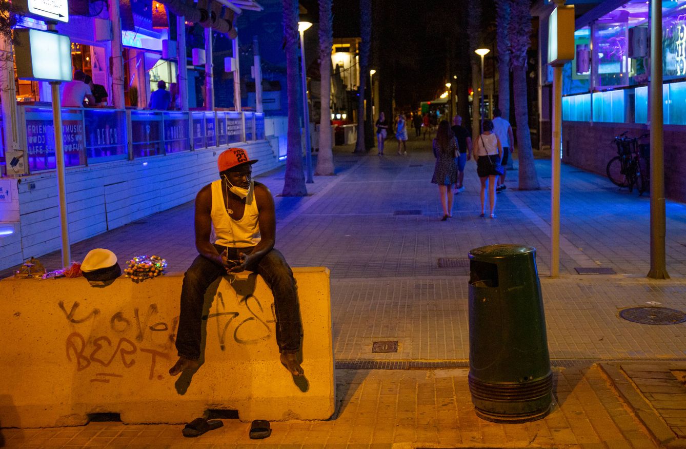 Un vendedor ambulante con poco trabajo en Playa de Palma. (D. B.)