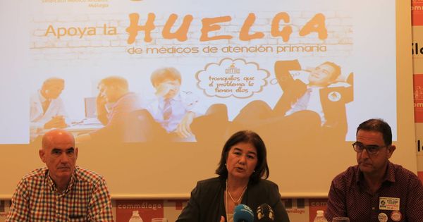 Foto: El delegado de la Consejería de Salud en Málaga, Carlos Bautista, a la derecha, en una convocatoria de huelga en el Colegio de Médicos de Málaga.