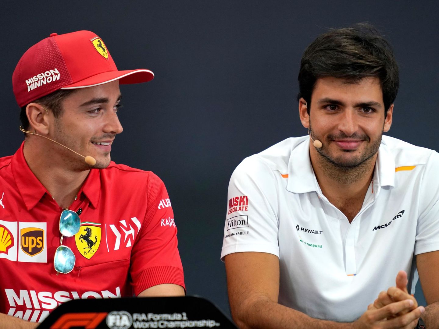 Leclerc y Carlos Sainz, en rueda de prensa. Todo hace indicar que serán futuros compañeros. (EFE)