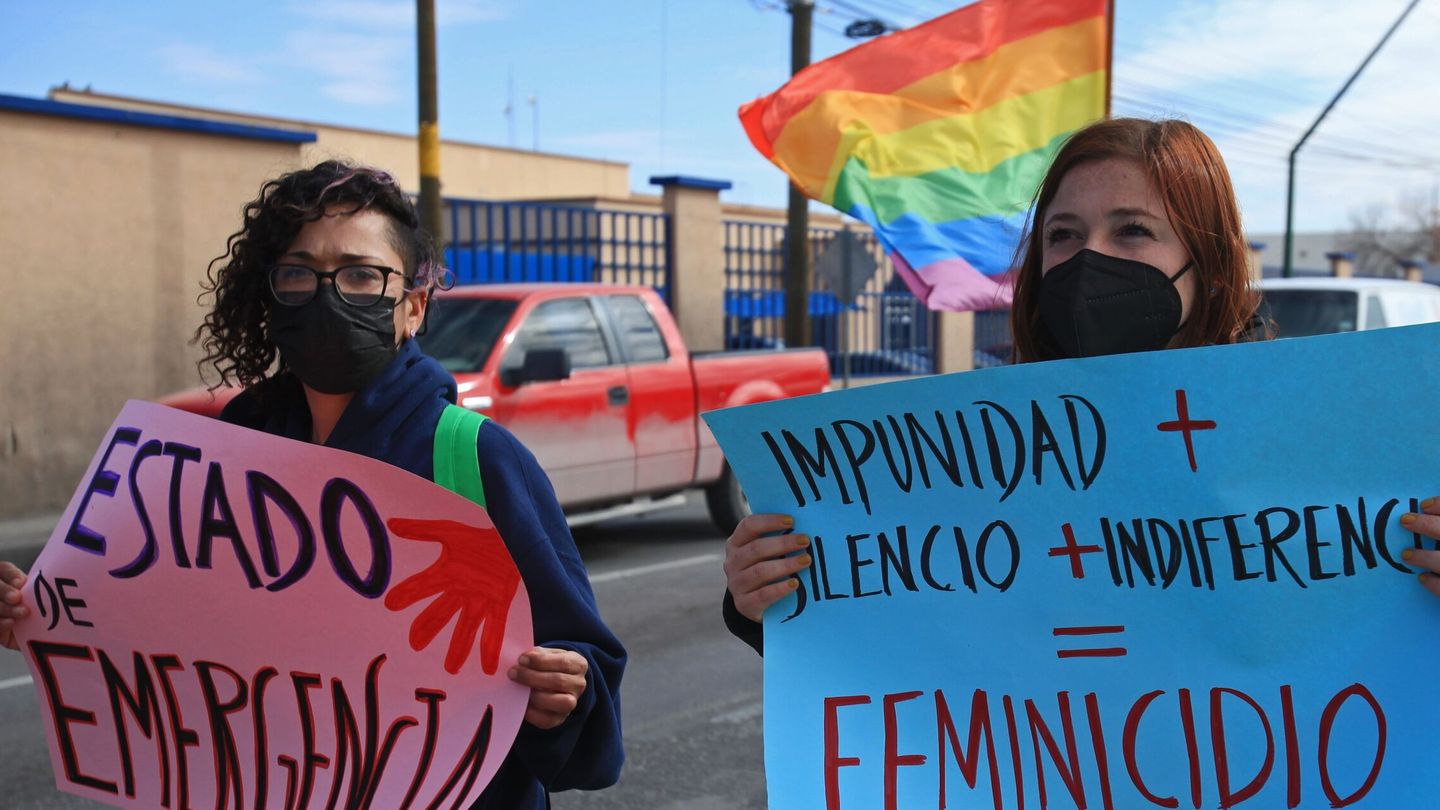  Mujeres sostienen carteles en la protesta frente a la Fiscalía General del Estado Zona Norte en Ciudad Juárez, estado de Chihuahua (México). (EFE/Luis Torres)