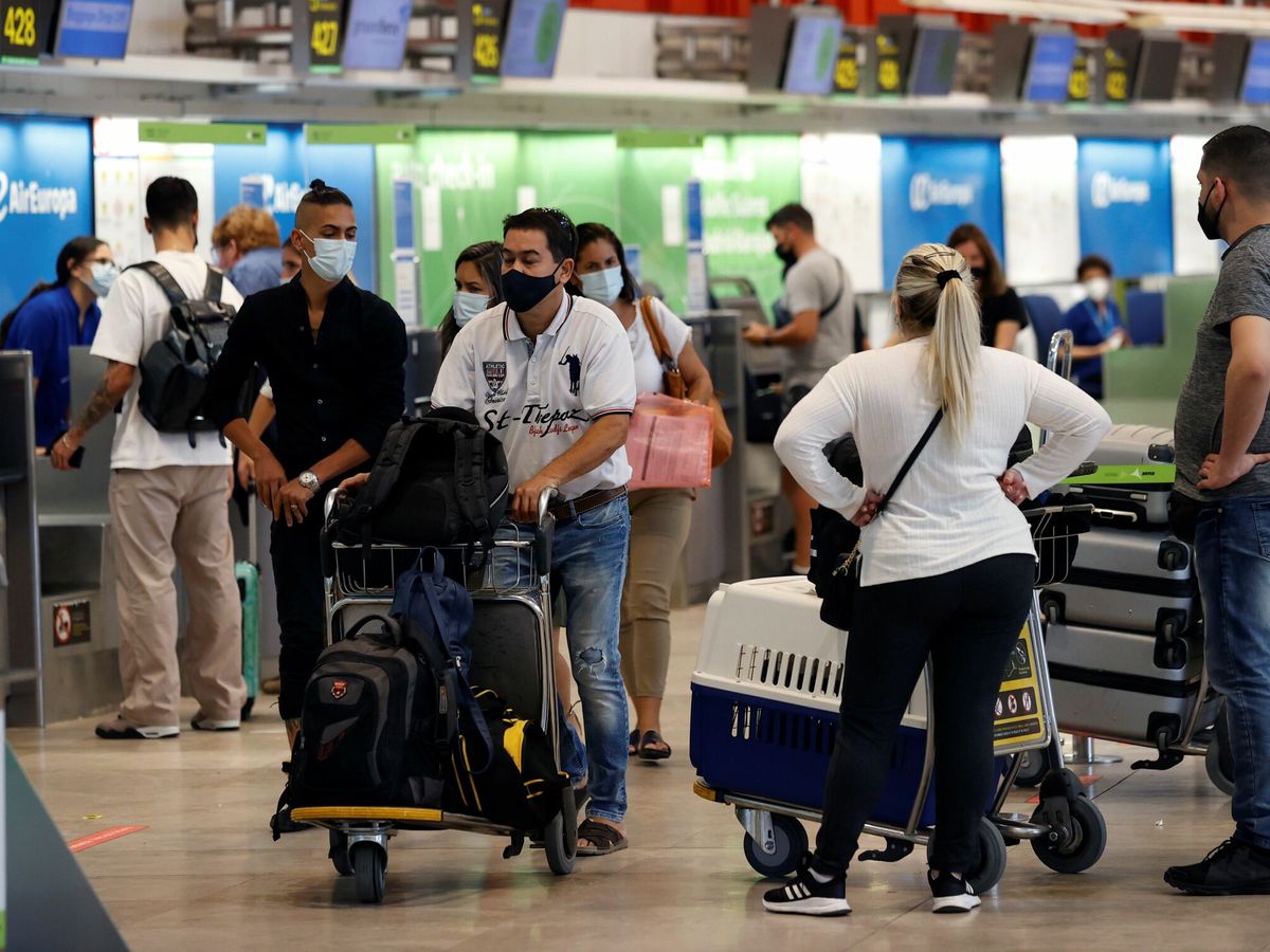 Foto: Pasajeros en el aeropuerto de Madrid Adolfo Suárez Barajas. (EFE)
