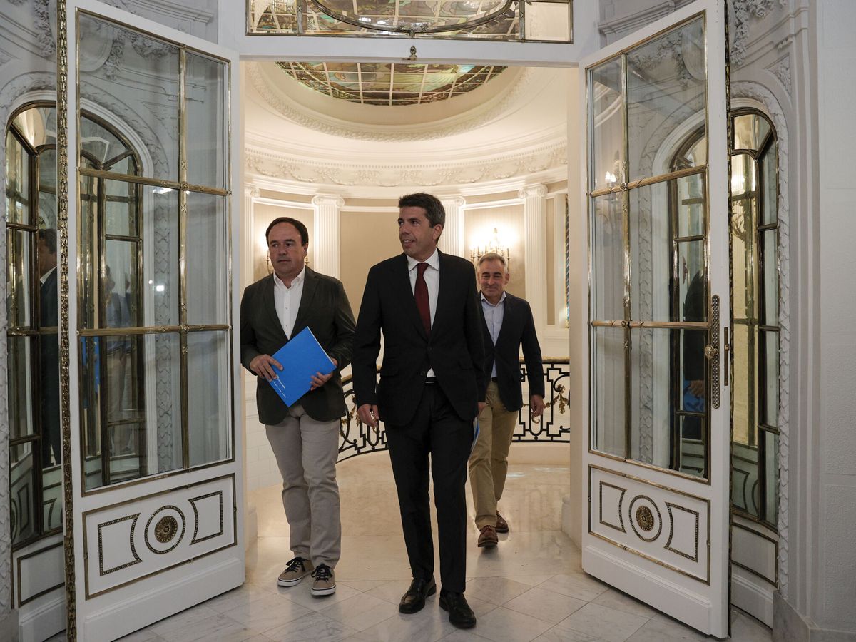 Foto: Carlos Mazón, próximo presidente de la Generalitat, con Pérez Llorca y Miguel Barrachina. (EFE/Manuel Bruque) 