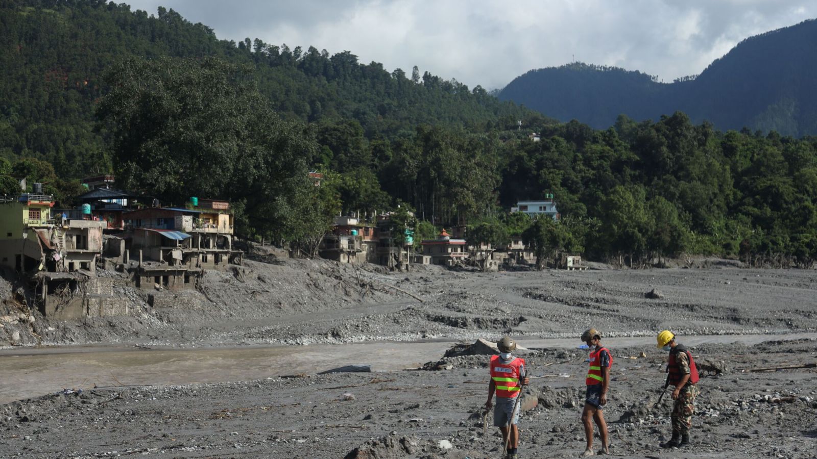 Nepal rescata de un túnel hidroeléctrico a varios supervivientes de la riada