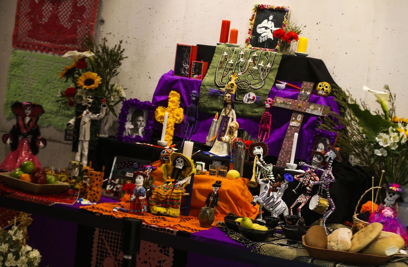 Un altar de muertos como tributo a las artistas Gabriela Mistral, Frida Kahlo y Violeta Parra (EFE)