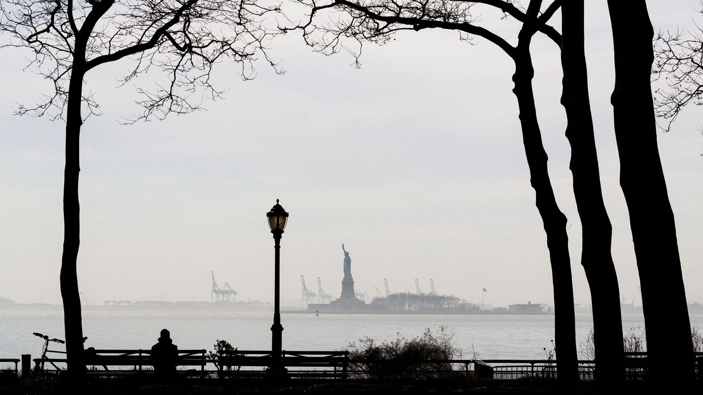 Vista de la estatua de la Libertad desde Battery Park (EFE)