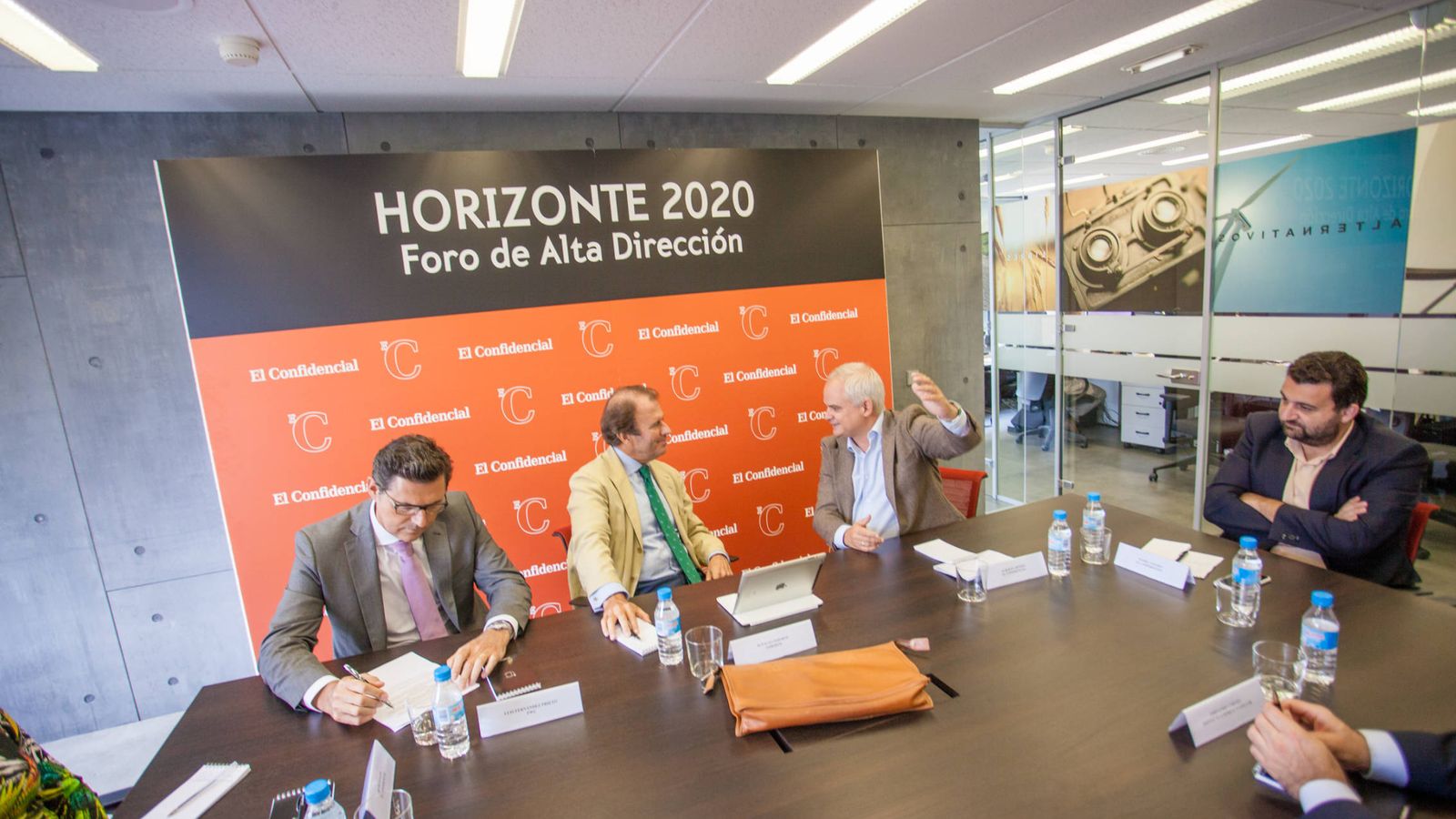 Foto: De izquierda a derecha: Luis Fernández, socio de PwC; Ignacio Osborne, CEO del Grupo Osborne; Alberto Artero, director general de El Confidencial, y Daniel Toledo, responsable de Economía y Empresas en El Confidencial.