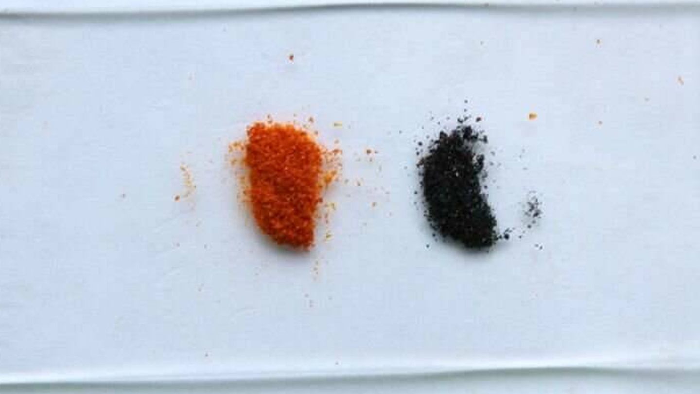 Los cristales moleculares, tan diminutos que parecen un polvo, cambian de su color ámbar quemado a un púrpura oscuro tras capturar el yodo. (Universidad de Houston)