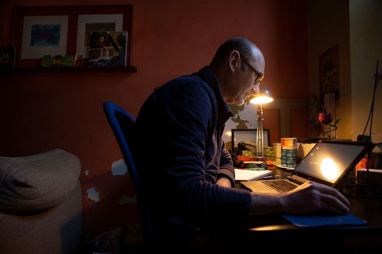 Un hombre trabaja frente a su ordenador a altas horas de la noche. (EFE)