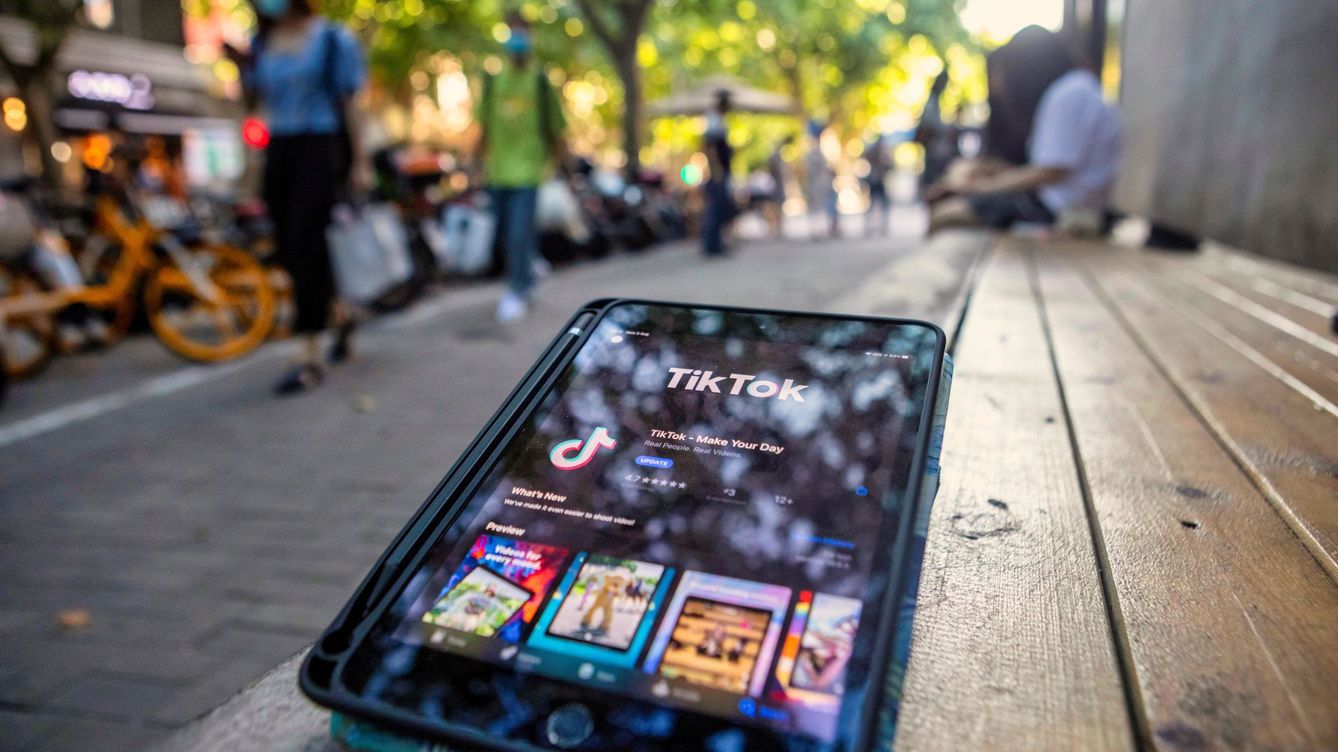 Foto: Un móvil muestra la aplicación de TikTok en Shanghái, China. (EFE/Alex Plavevski)