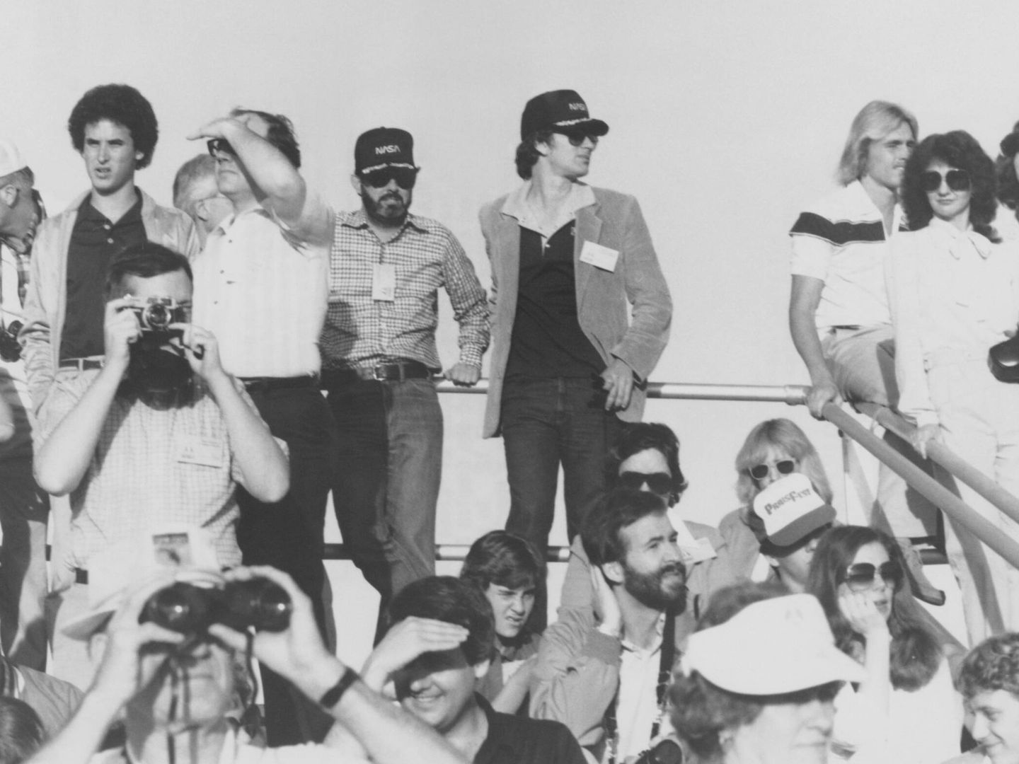 George Lucas (en el centro a la izquierda con gafas de sol) junto a Steven Spielberg (justo a su lado a la derecha) en 1981 (Getty Images)