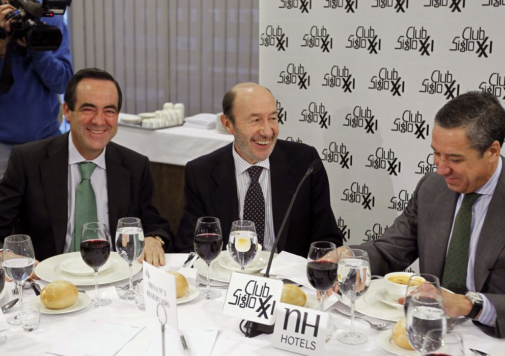 Foto: Alfredo Pérez Rubalcaba (c) y los exministros Eduardo Zaplana (d) y José Bono, en el Club Siglo XXI . (EFE)