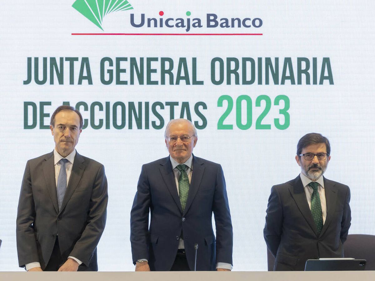 Foto: Manuel Menéndez (i), CEO de Unicaja; Manuela Azuaga (c), presidente, y Vicente Orti, vicesecretario no consejero.