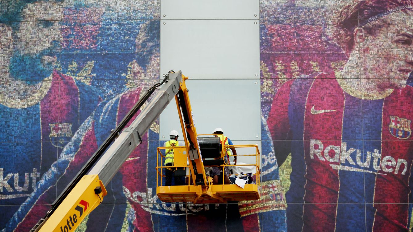 Foto: Retirando la imagen de Messi del Camp Nou. (Reuters)