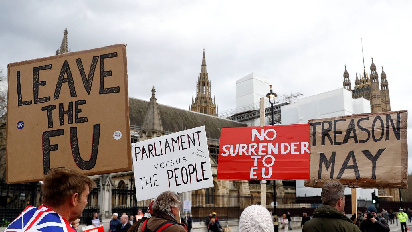 Manifestantes a favor del Brexit protestan ante el Parlamento británico, en Londres. (Reuters)