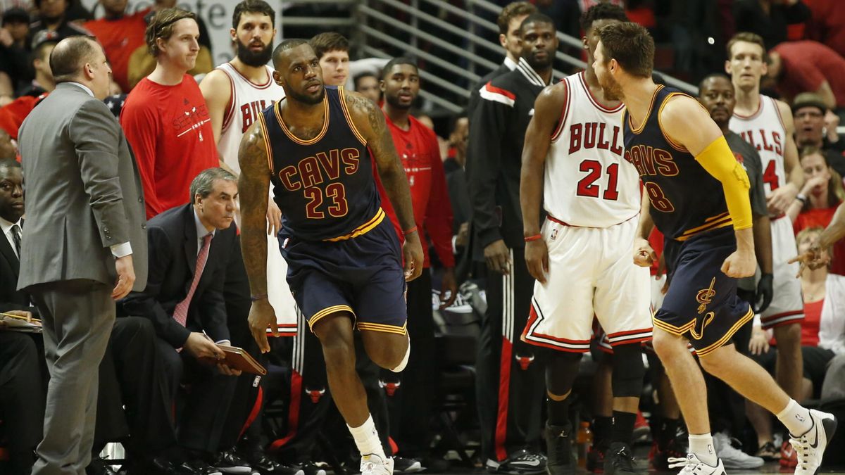LeBron James se luce con una canasta sobre la bocina para ganar a unos Bulls sin Pau