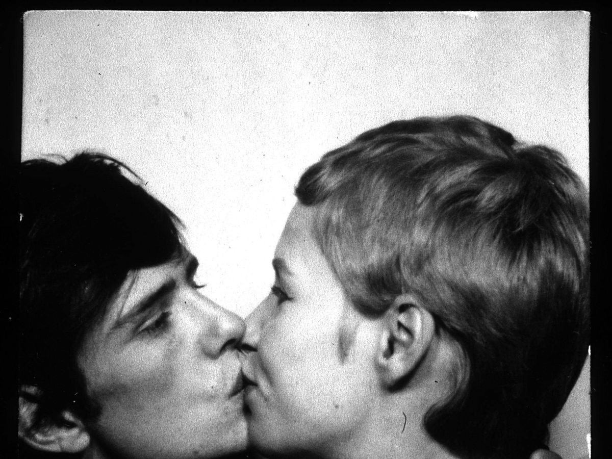 Foto: Stuart Sutcliffe besa a Astrid Kirchherr, en una imagen de 1961. (CP)