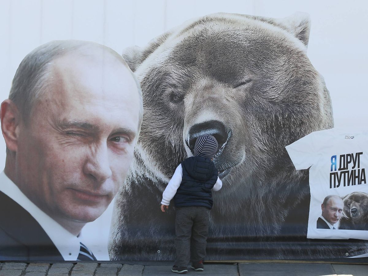 Foto: Mural de Vladimir Putin y un oso en las calles de Moscú. (Getty/Sean Gallup)