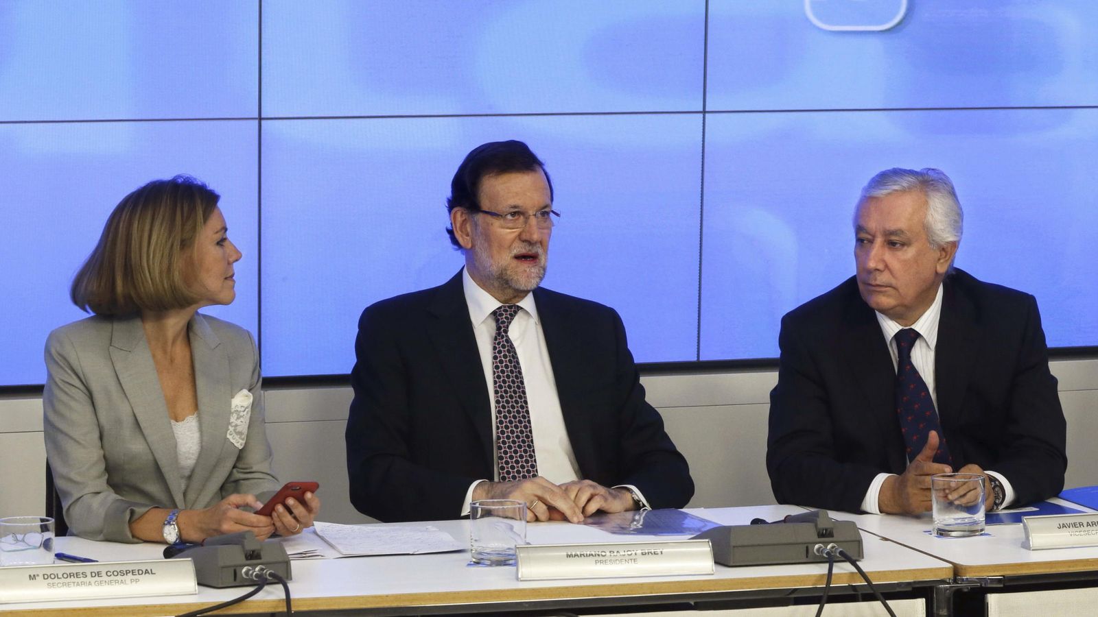 Foto: El presidente del PP, Mariano Rajoy (c), acompañado de la secretaria general, María Dolores de Cospedal (i) y Javier Arenas. (EFE)