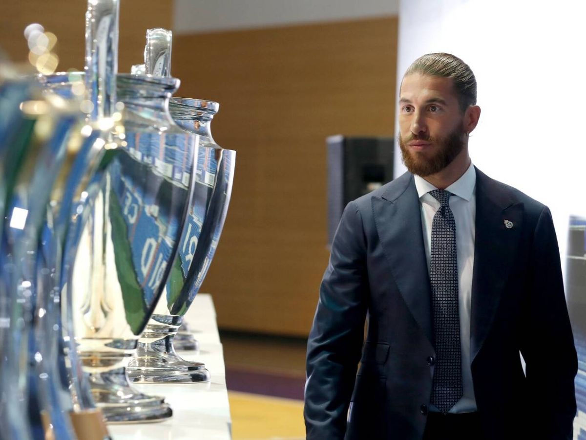 Foto: Sergio Ramos mira los trofeos de la Champions en su despedida.