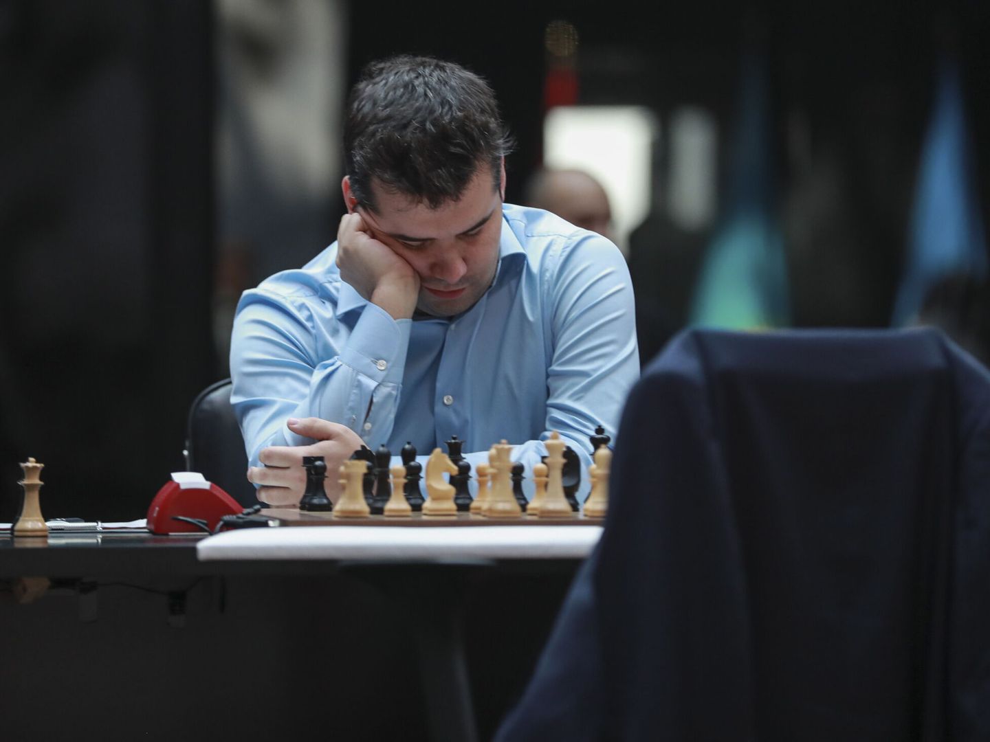 Ian Nepomniachtchi piensa un movimiento durante el mundial de ajedrez. (EFE)