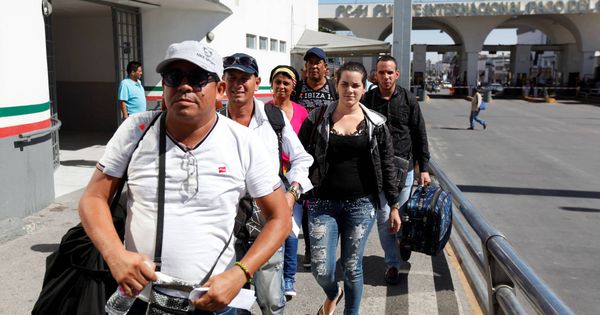 Foto: Migrantes cubanos aterrizan en México procedentes de Panamá para intentar entrar en EEUU desde El Paso. (Reuters)