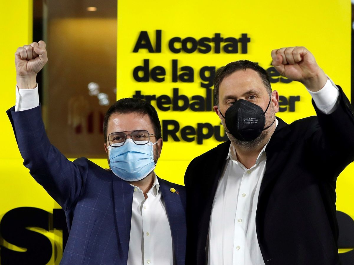 Foto: El candidato de ERC a la presidencia de la Generalitat, Pere Aragonès (i), y el presidente del partido, Oriol Junqueras, tras su comparecencia para valorar los resultados de las elecciones catalanas. (EFE)
