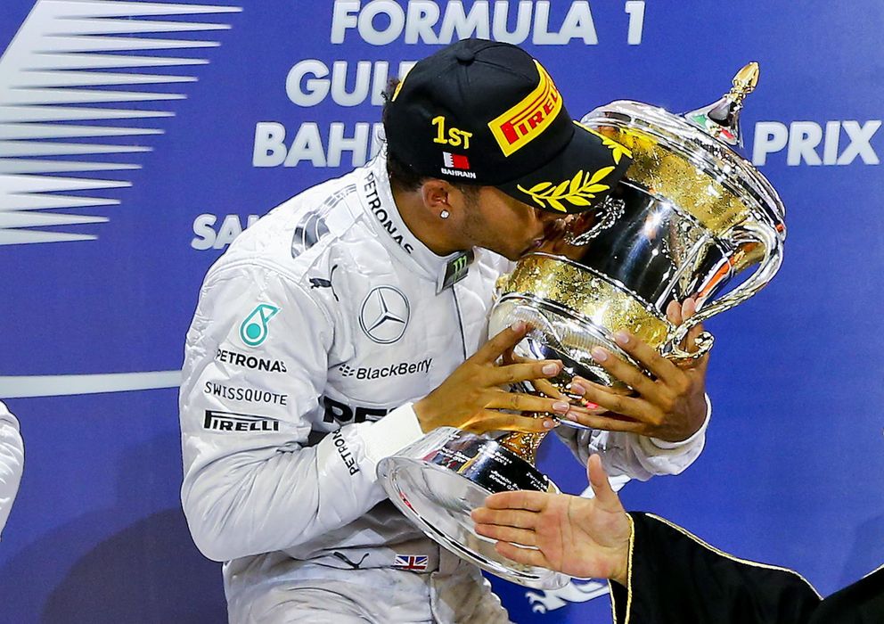Foto: Lewis Hamilton celebra la victoria en el Gran Premio de Bahrein. (EFE)