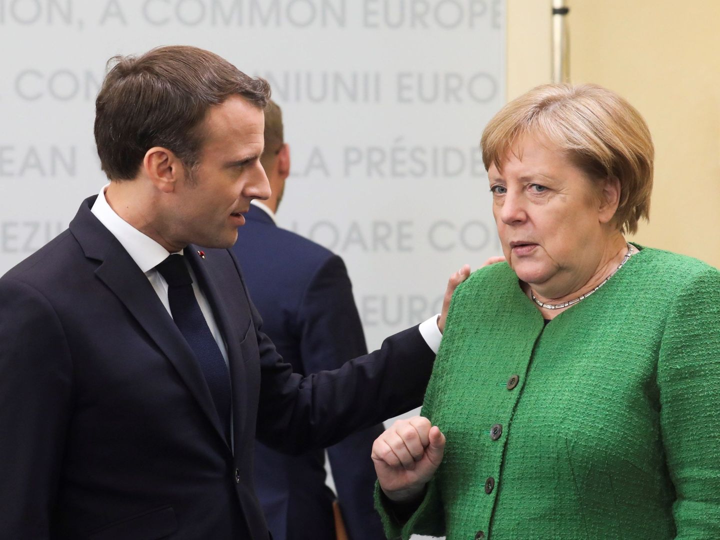 Emmanuel Macron charla con Angela Merkel en una reunión informal del Consejo Europeo. (EFE)