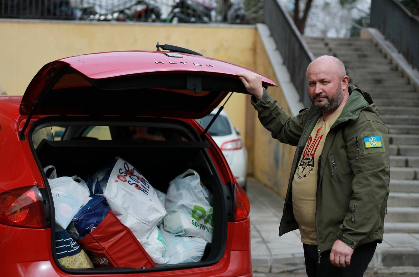 Vasil con el coche cargado con las donaciones. (A.F.)