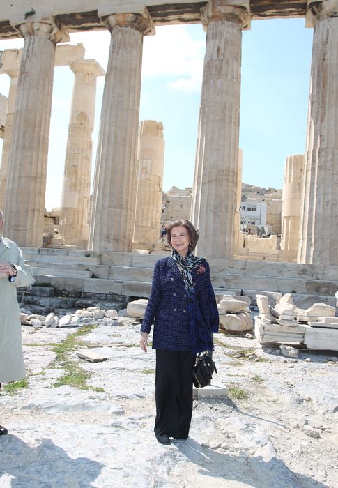 Foto: La Reina doña Sofía en la Acrópolis de Atenas durante un viaje oficial en marzo de 2011 (I.C.)