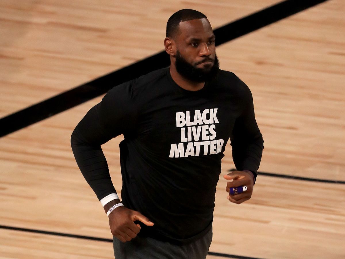 Foto: LeBron James,en el calentamiento de un partido con la camiseta de Black Lives Matters. (Reuters)