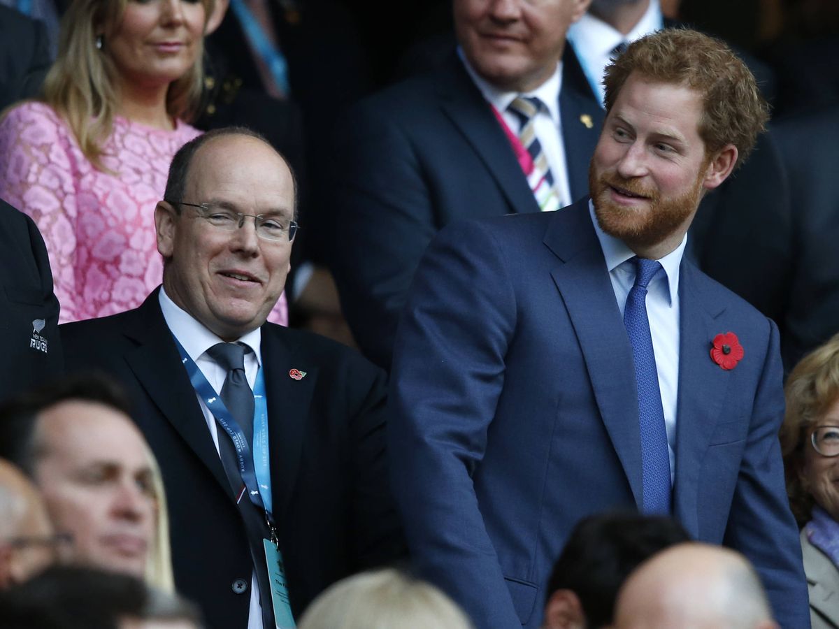 Foto: El príncipe Harry y Alberto de Mónaco, en un partido de rugby. (Gtres)