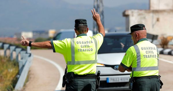 Foto: Un agente de la Guardia Civil de Tráfico da el alto a un vehículo durante un control de velocidad en Valencia. (EFE)