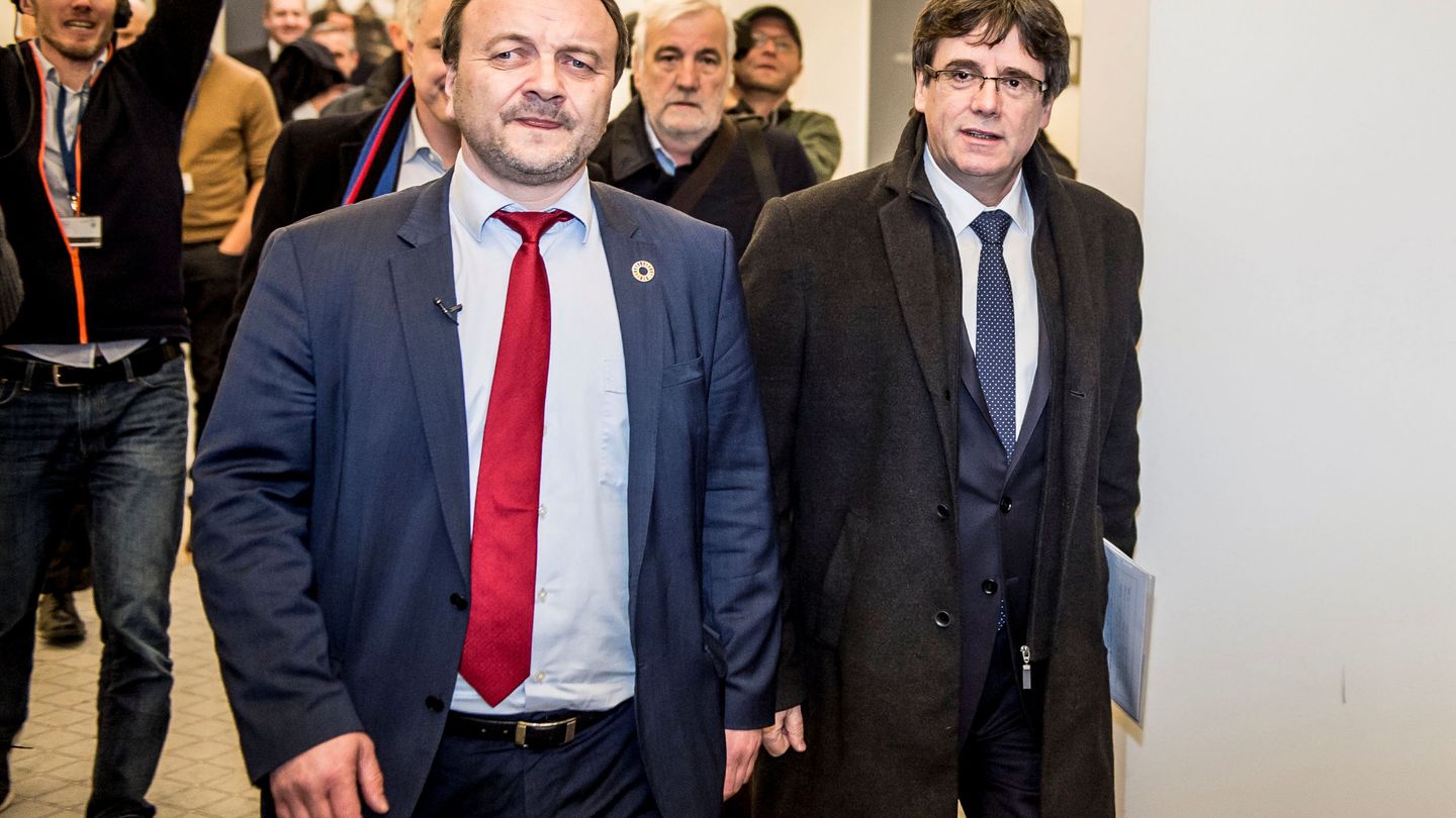 El parlamentario feroés Magni Arge con Carles Puigdemont en Copenhague, el 23 de enero de 2018. (Reuters)