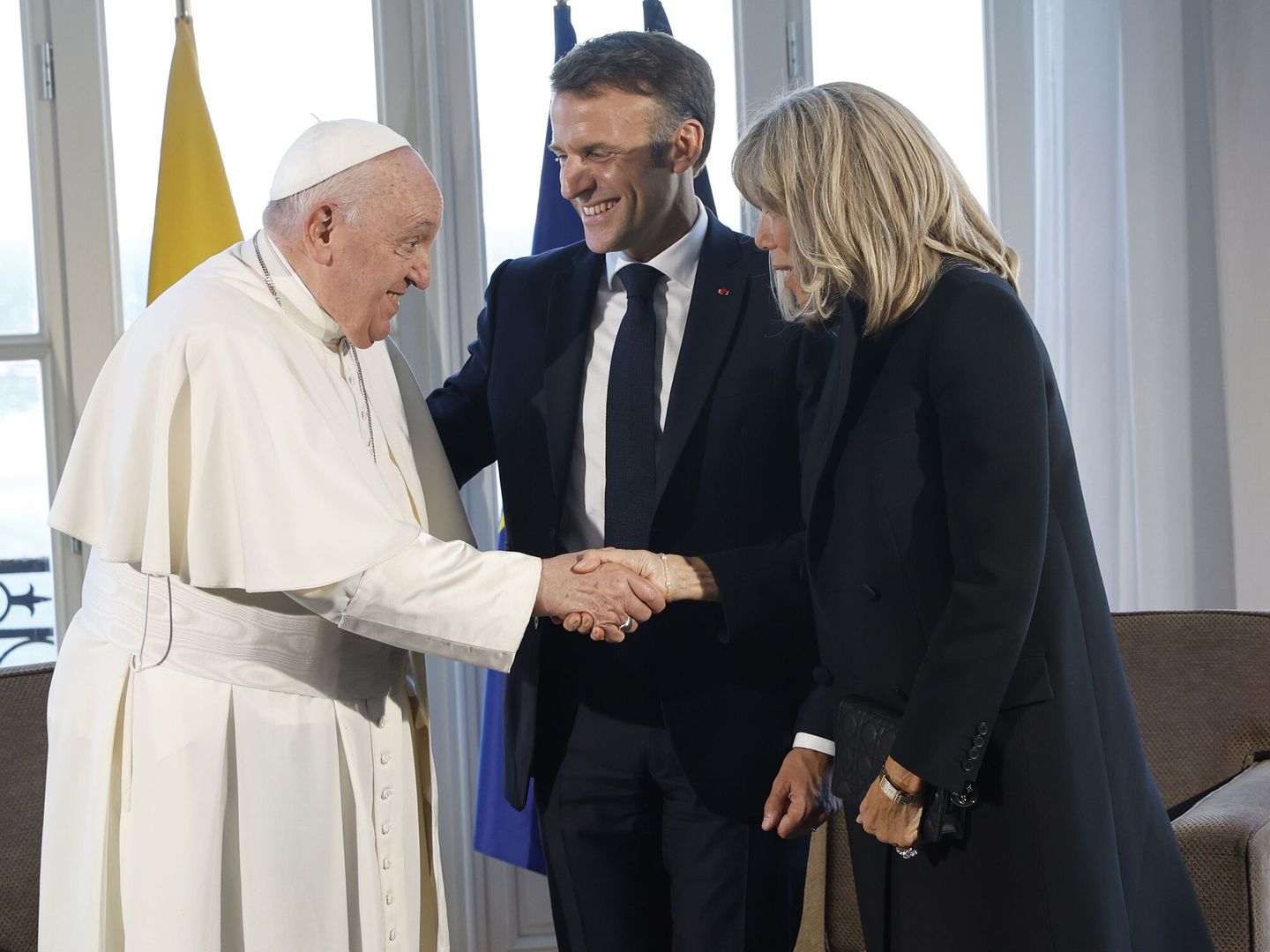 El Papa Francisco junto a Emmanuel Macron y Brigitte Macron. (EFE/EPA/Sebastien Nogier)