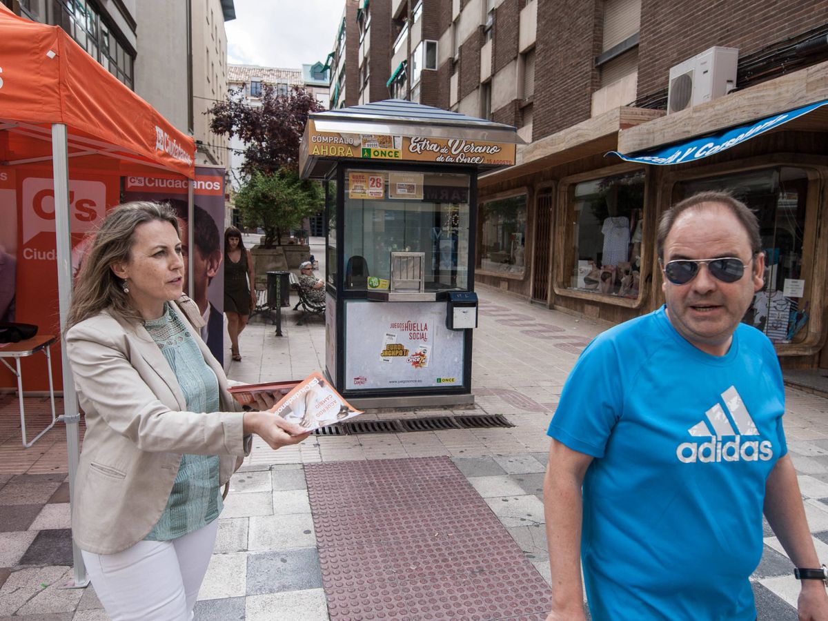 Foto: Un hombre evita la propaganda electoral de Ciudadanos en Cuenca, en una campaña anterior. (D.B.)