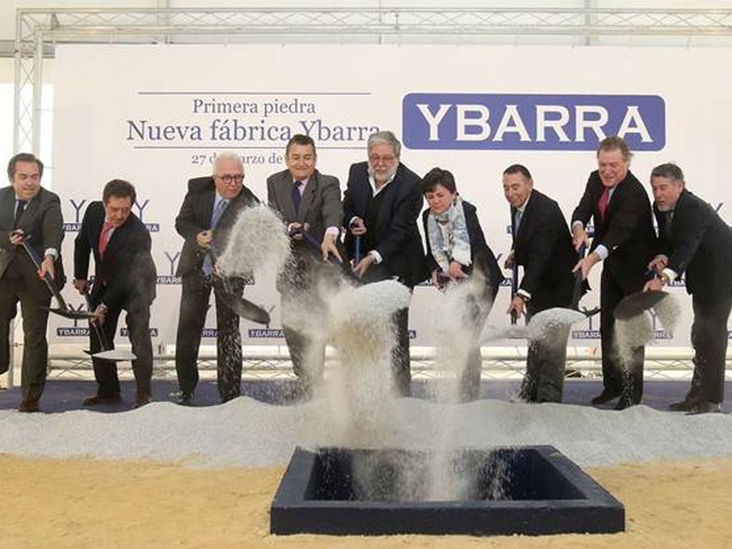 Primera piedra de la fábrica con representantes de administraciones y de Ybarra. (EP)