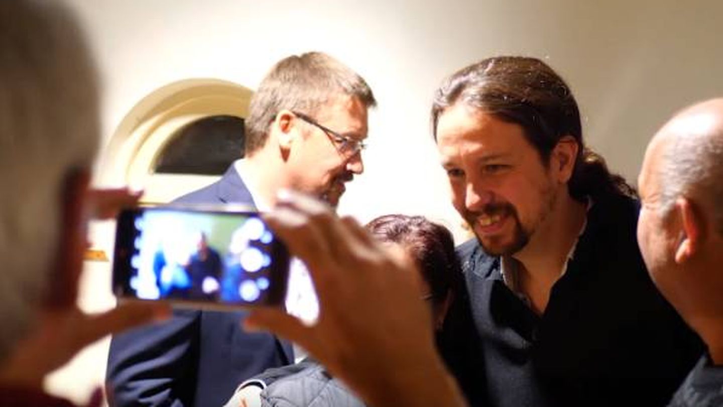 Pablo Iglesias se toma una foto con una seguidora en Bonavista, Tarragona. (Foto: E. Torrico)