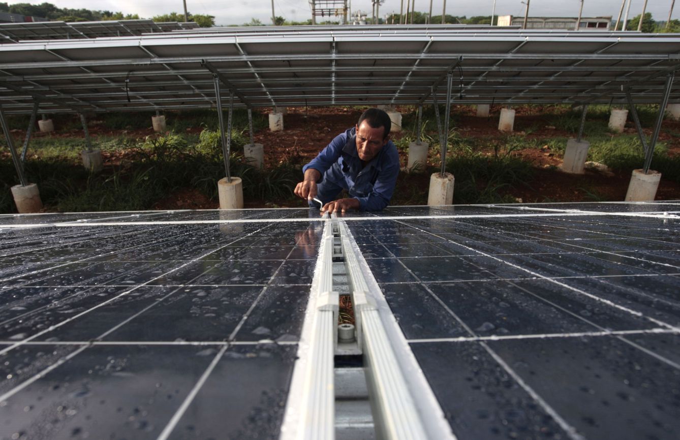 Un trabajador ajusta paneles solares en un parque ubicado a las afueras de La Habana. (Reuters)