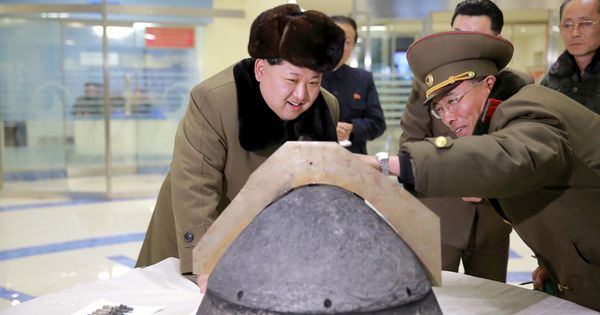 Foto: El presidente Kom Jong-un examina la cabeza de un misil tras una prueba el pasado 15 de marzo. (Reuters)