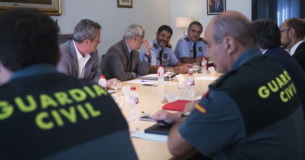 Foto: Mandos de Policía Nacional y Guardia Civil, en una reunión junto a Mossos d'Esquadra. (EFE)