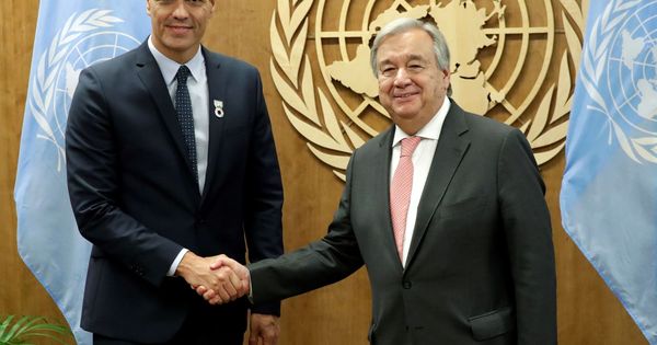 Foto: Pedro Sánchez saluda a Antonio Guterres. (EFE)