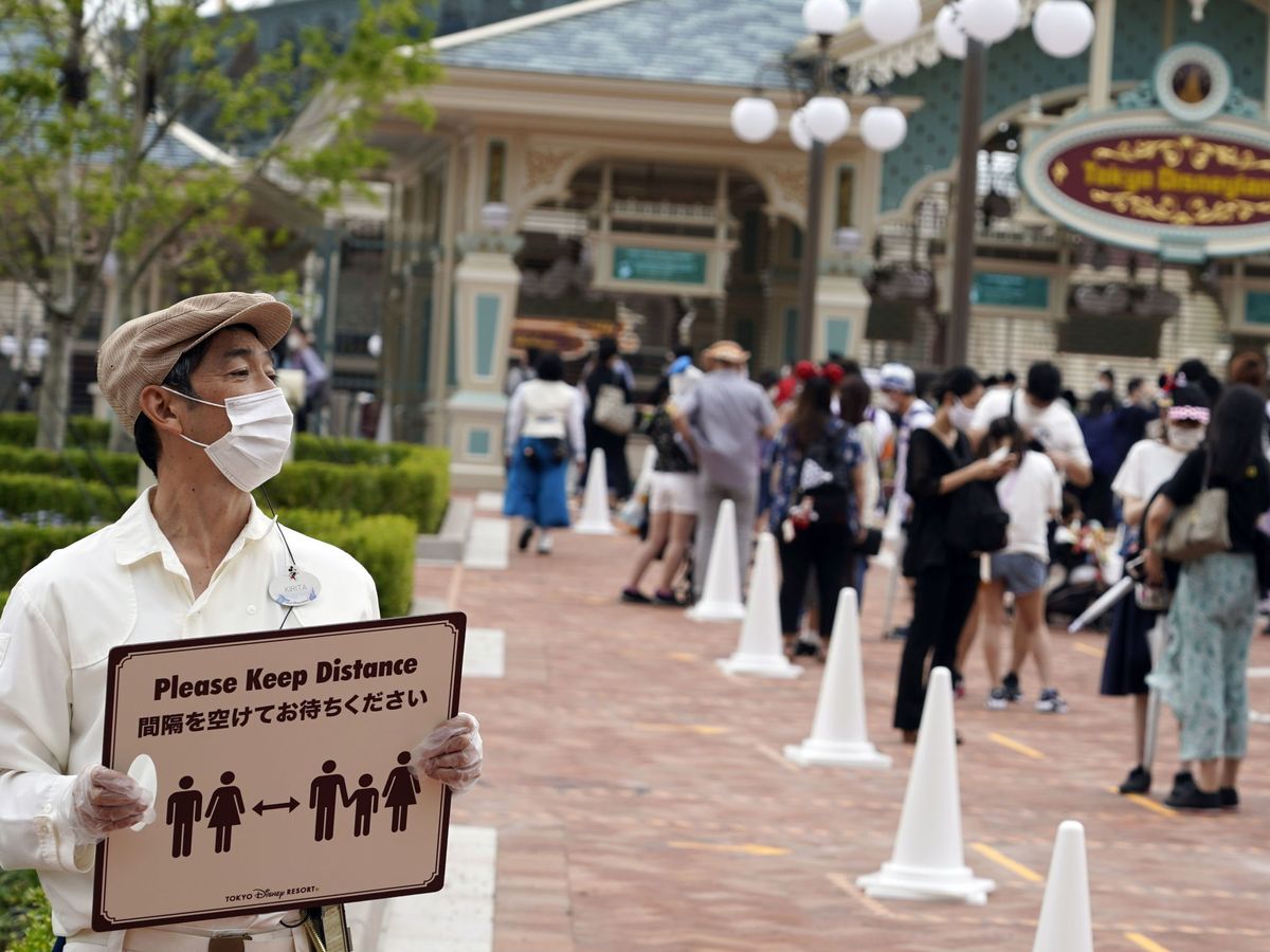Foto: Un trabajador del Disneyland del Tokio. (EFE)