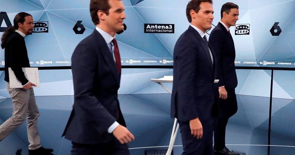 Foto: Iglesias, Casado, Rivera y Sánchez, a su entrada al plató de Atresmedia donde se celebró el segundo debate electoral. (EFE)