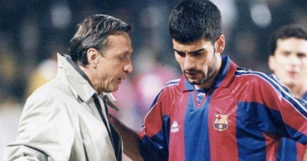 Foto: Johan Cruyff y Pep Guardiola, durante su etapa como entrenador y jugador en el FC Barcelona.